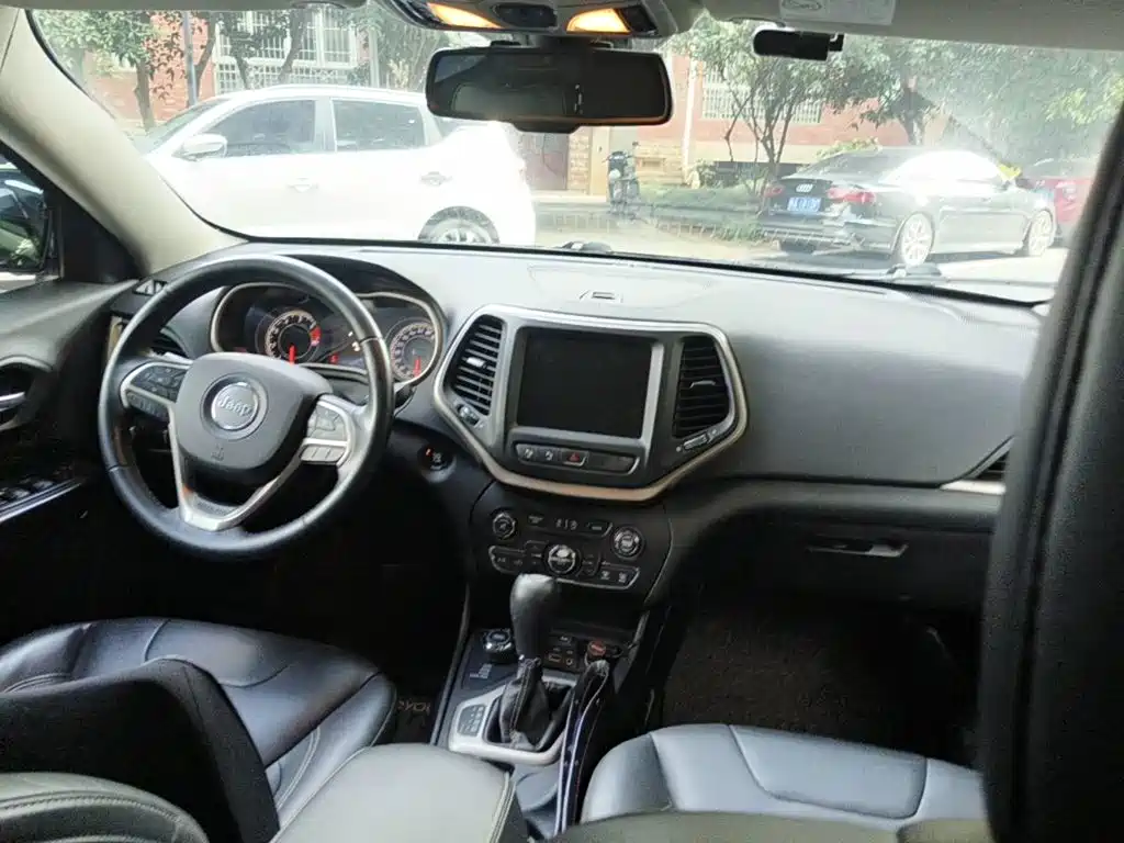 Photo 12 - Jeep Cherokee