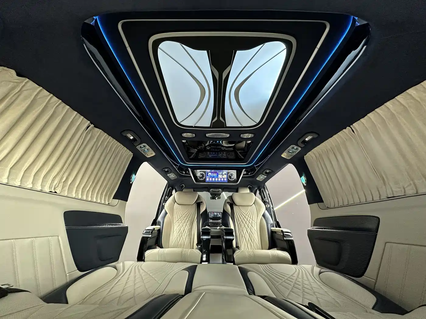 Mercedes-Benz Vito 2023 2.0T Business 7-Seater фото 16