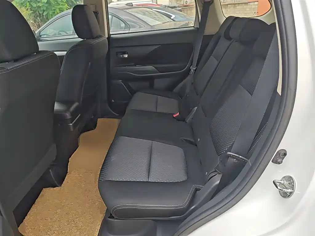 Mitsubishi Outlander 2016 2.0L 2WD Fashion Edition 5-seater фото 17