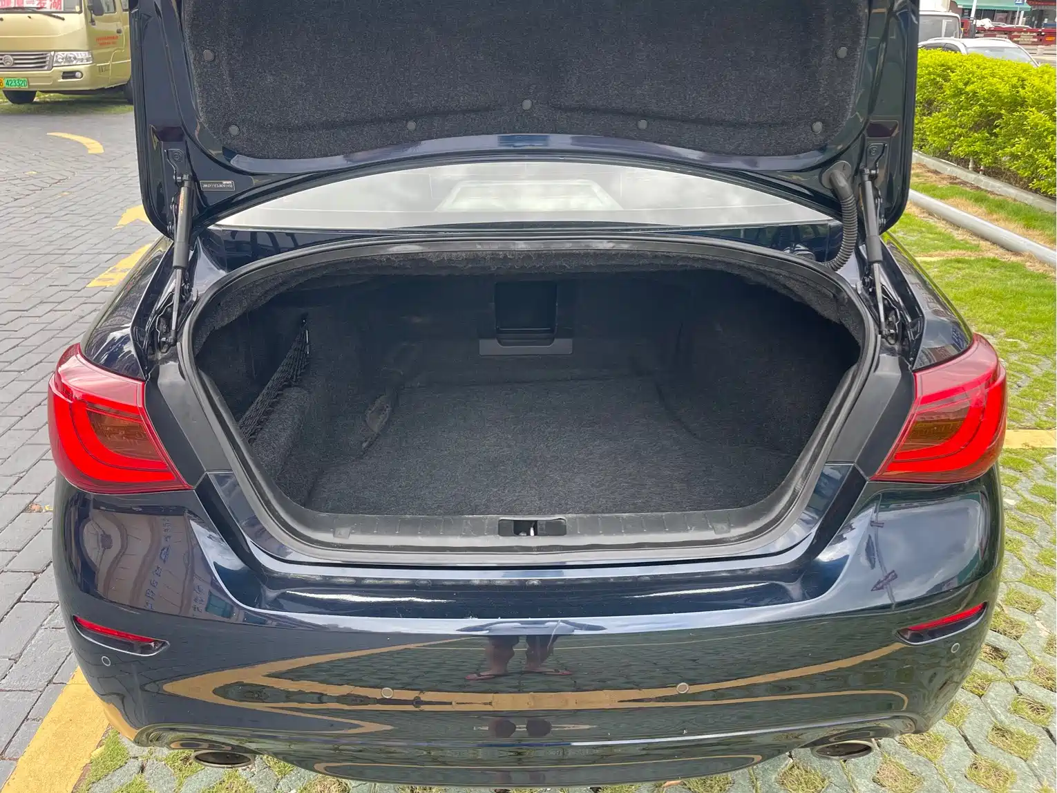 Photo 19 - Infiniti Q70