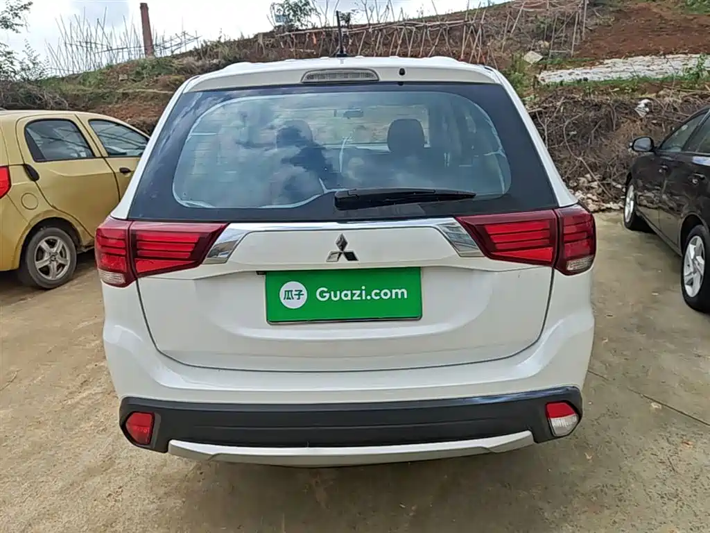 Mitsubishi Outlander 2016 2.0L 2WD Fashion Edition 5-seater фото 6