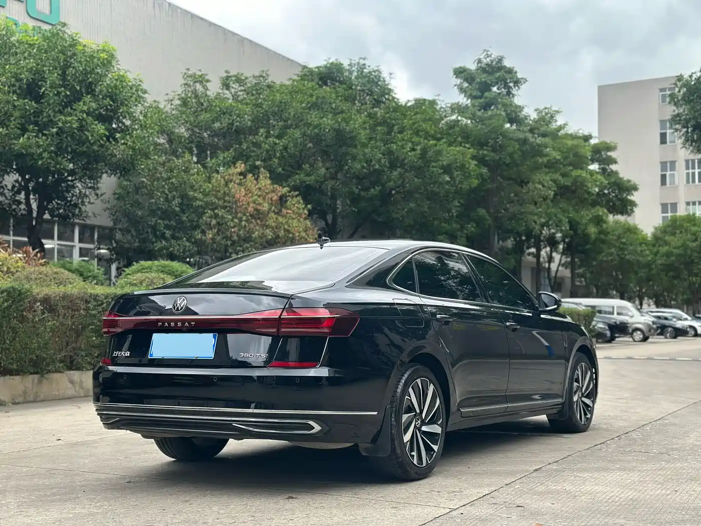 Volkswagen Passat 2024 380TSI Luxury фото 4