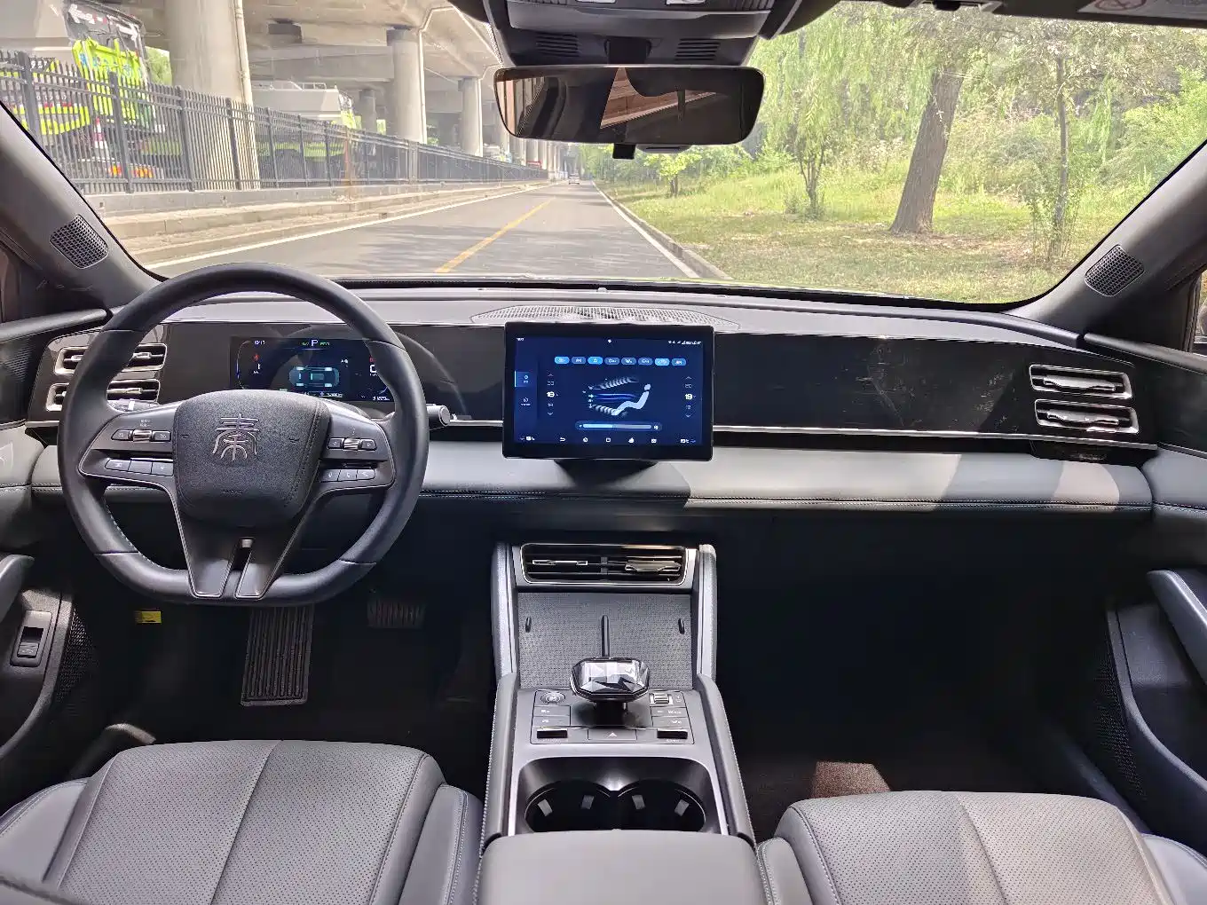 BYD Qin L 2024 DM-i 80KM Leading Edition фото 12
