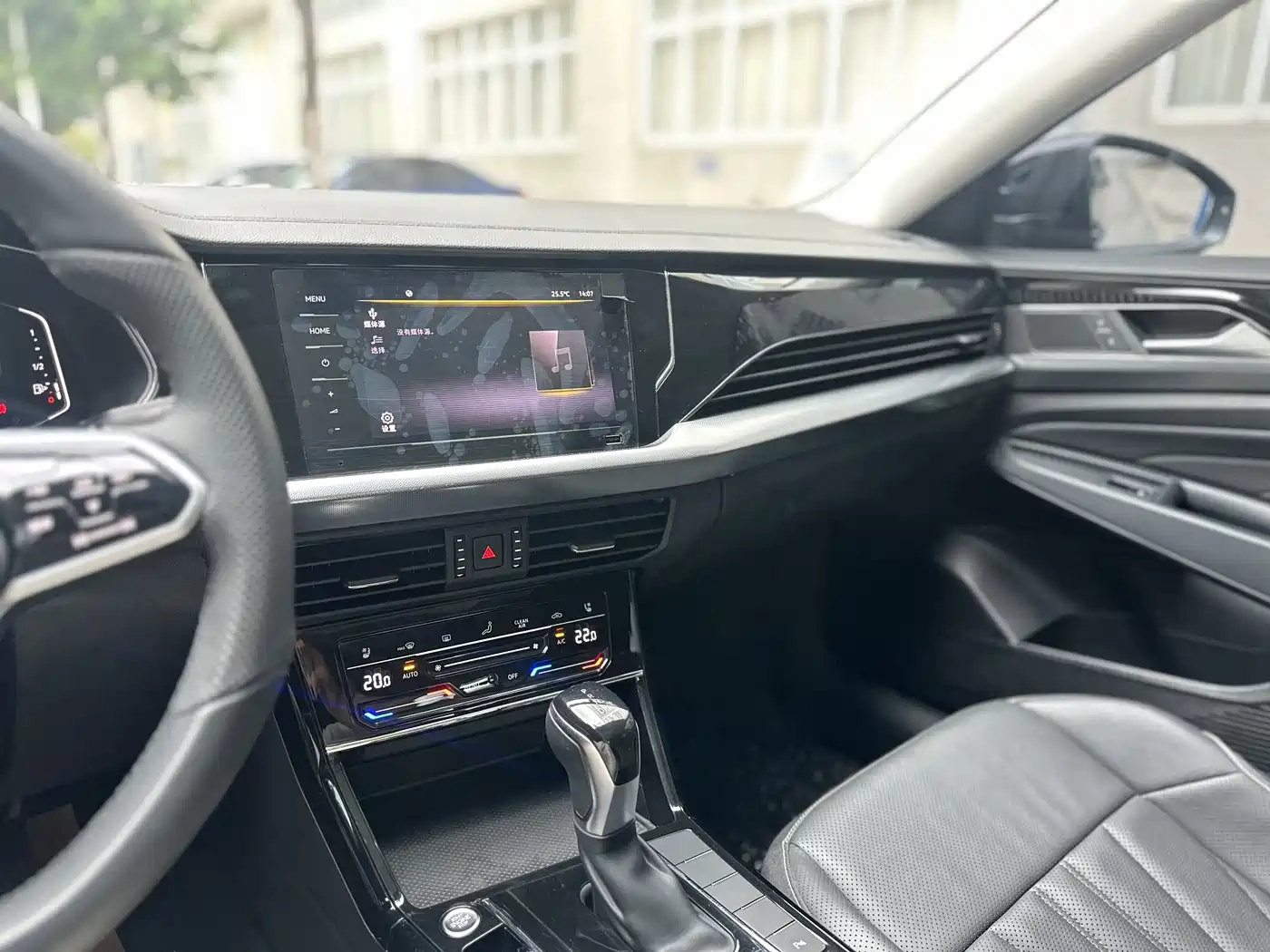 Volkswagen Passat 2024 380TSI Luxury фото 10