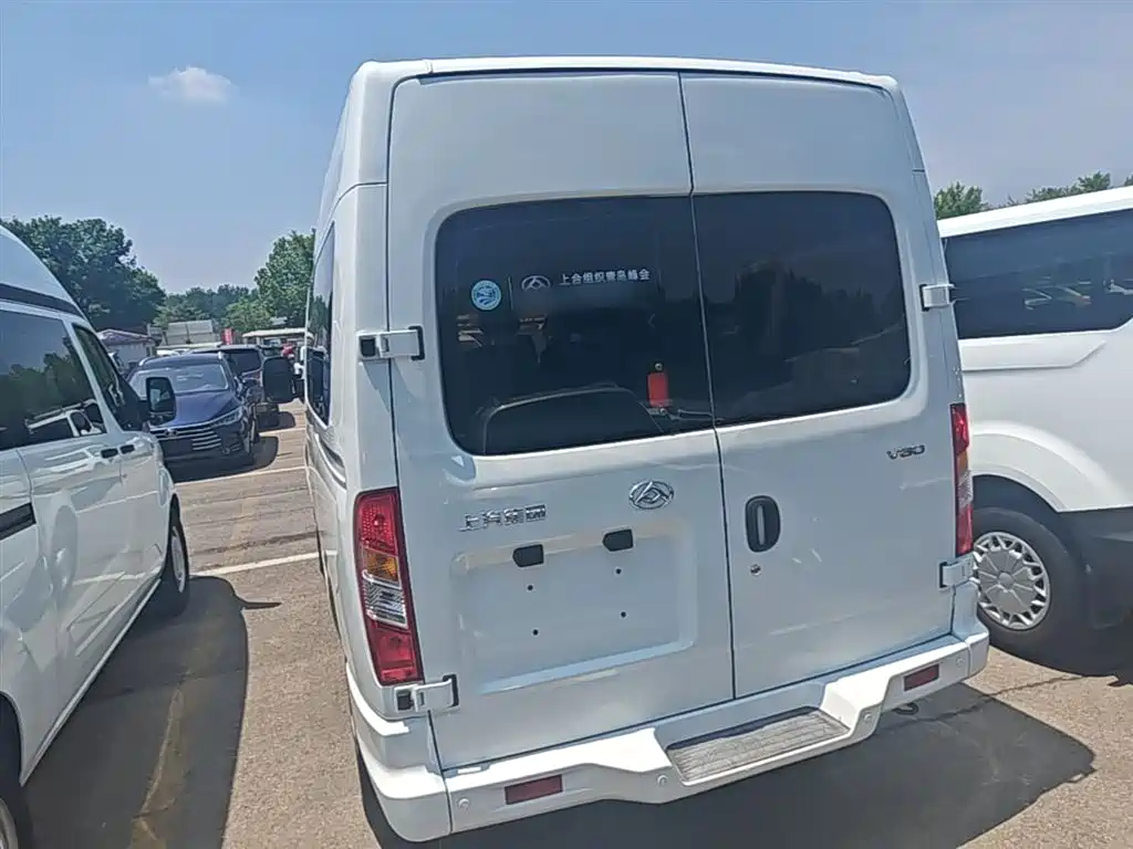 SAIC Maxus Xintu V80 2018 2.5T 6MT Aoyun Short Wheelbase Medium Roof 5-6-seater фото 6
