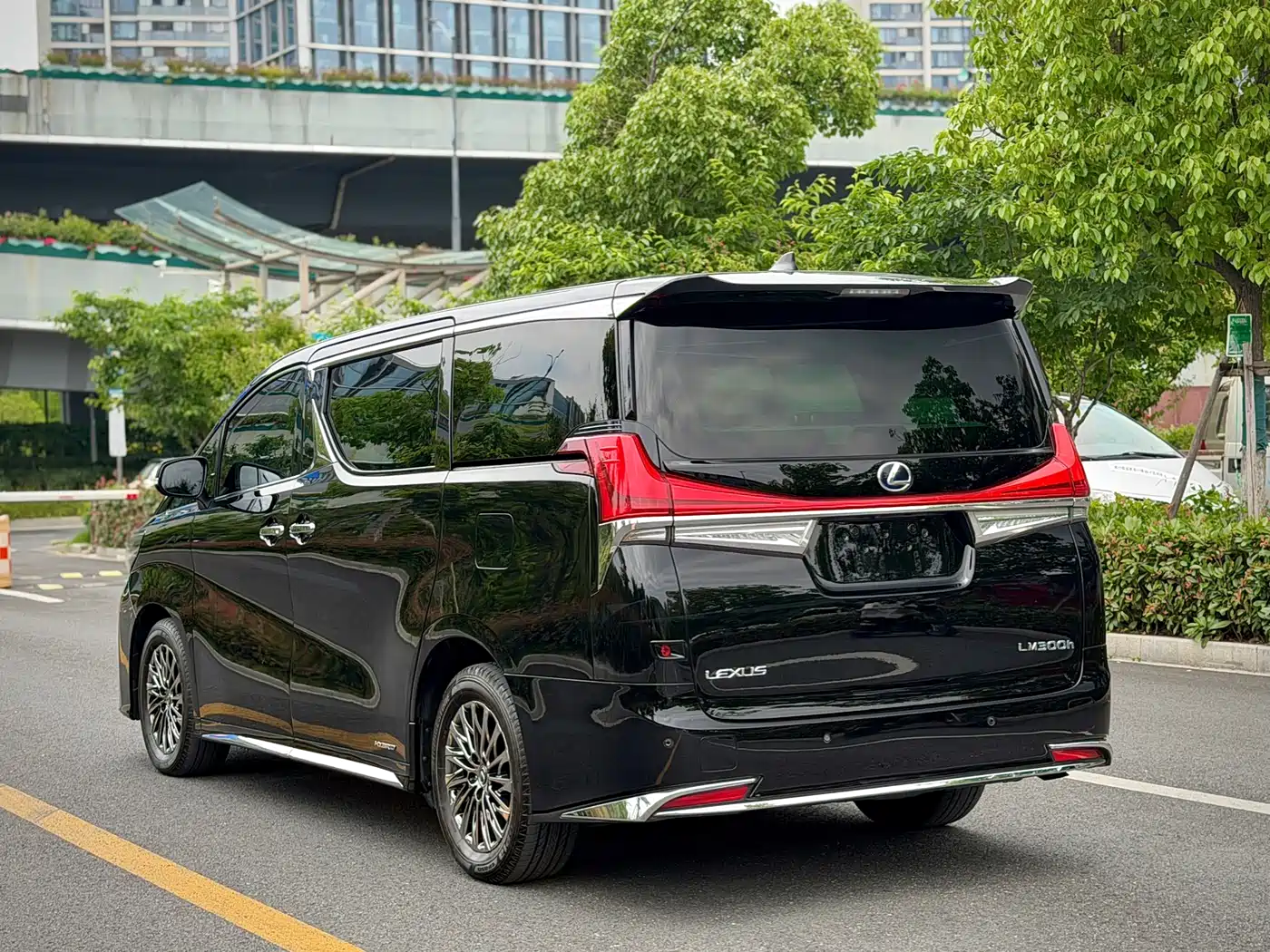 Lexus LM 2020 300h Seven-Seater Elegance Edition фото 6