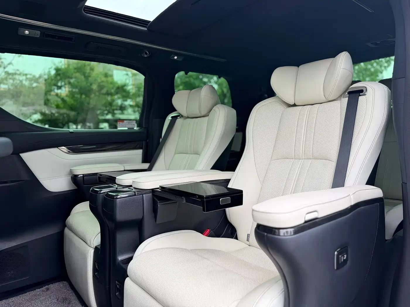 Lexus LM 2020 300h Seven-Seater Elegance Edition фото 16