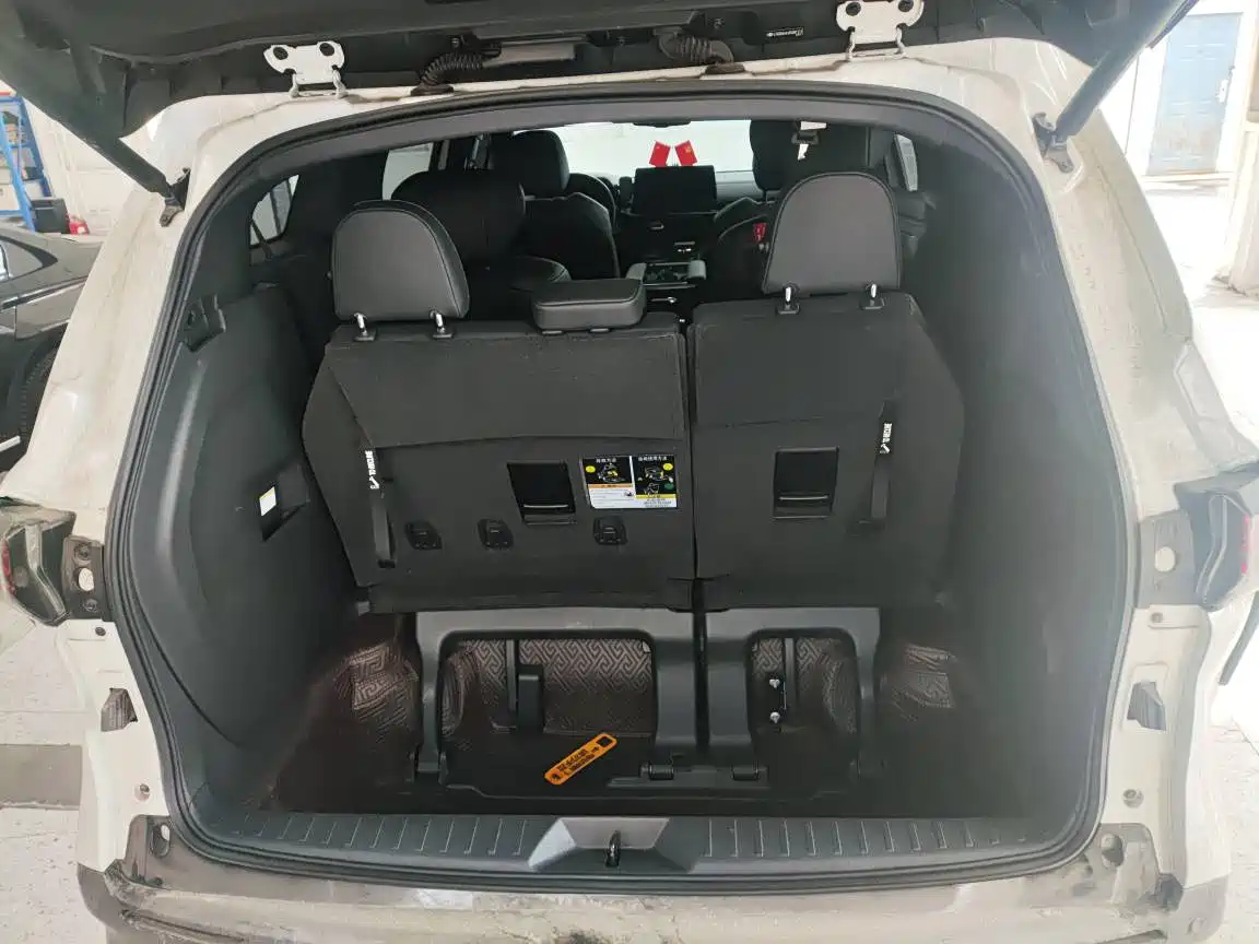 Toyota Sienna 2023 2.5L Hybrid Premium Edition фото 12