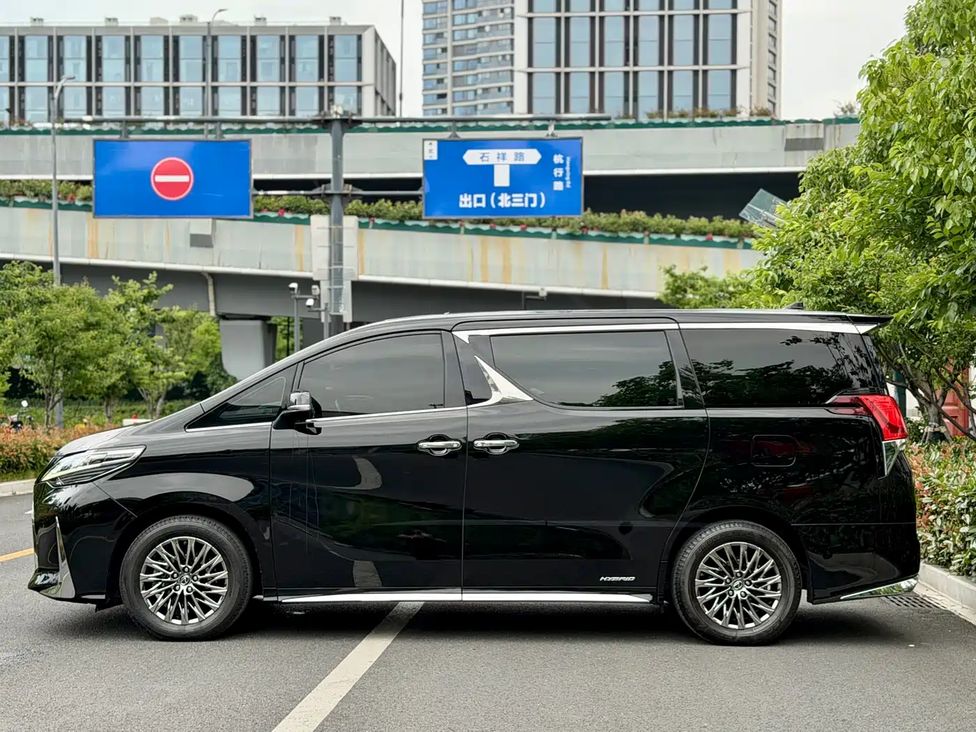 Lexus LM 2020 300h Seven-Seater Elegance Edition фото 7