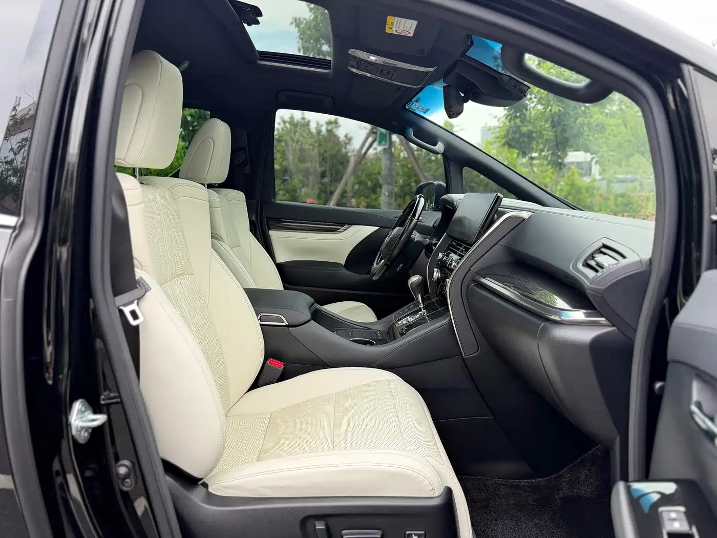 Lexus LM 2020 300h Seven-Seater Elegance Edition фото 21
