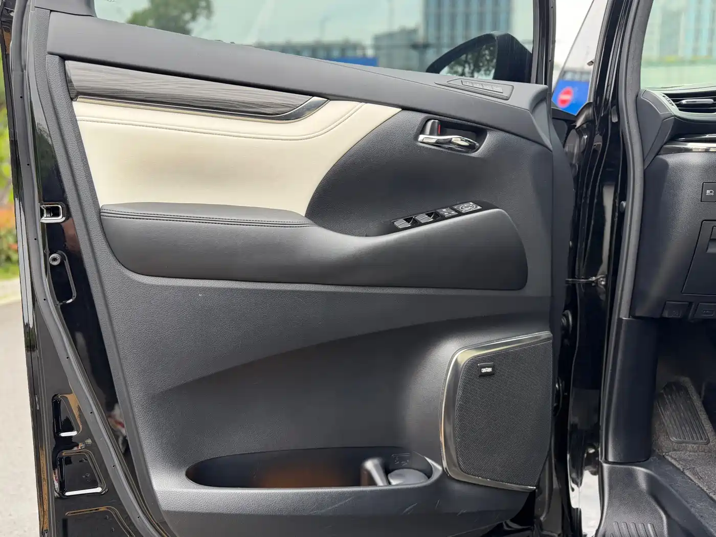 Lexus LM 2020 300h Seven-Seater Elegance Edition фото 25