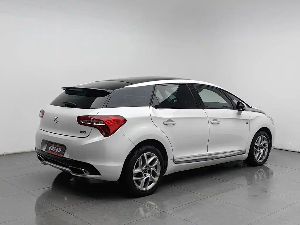 Photo 2 - DS 5