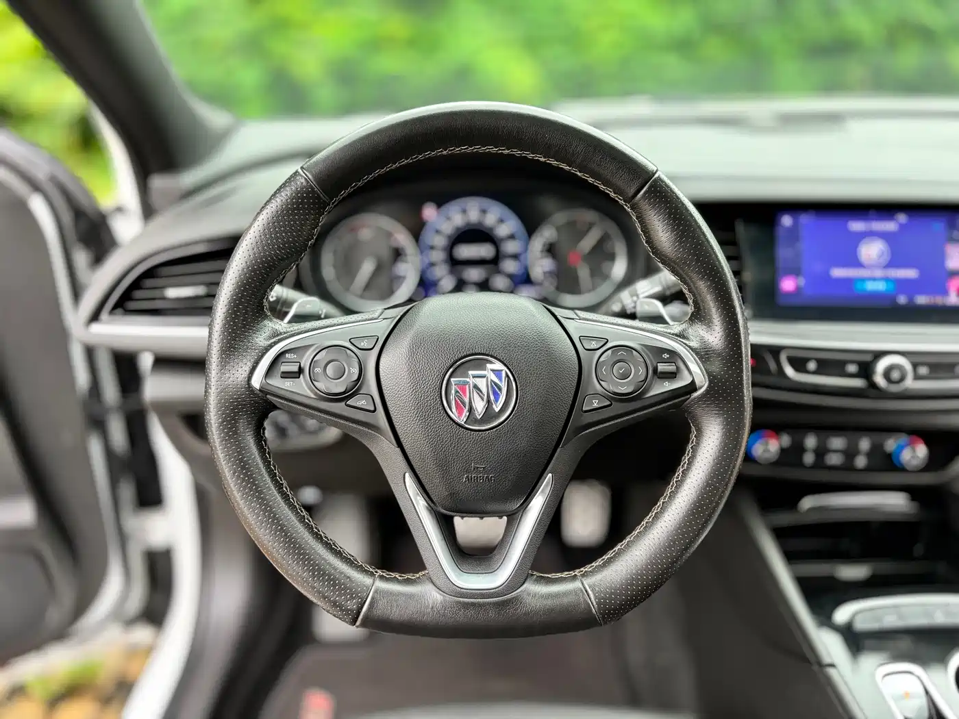 Photo 11 - Buick Regal