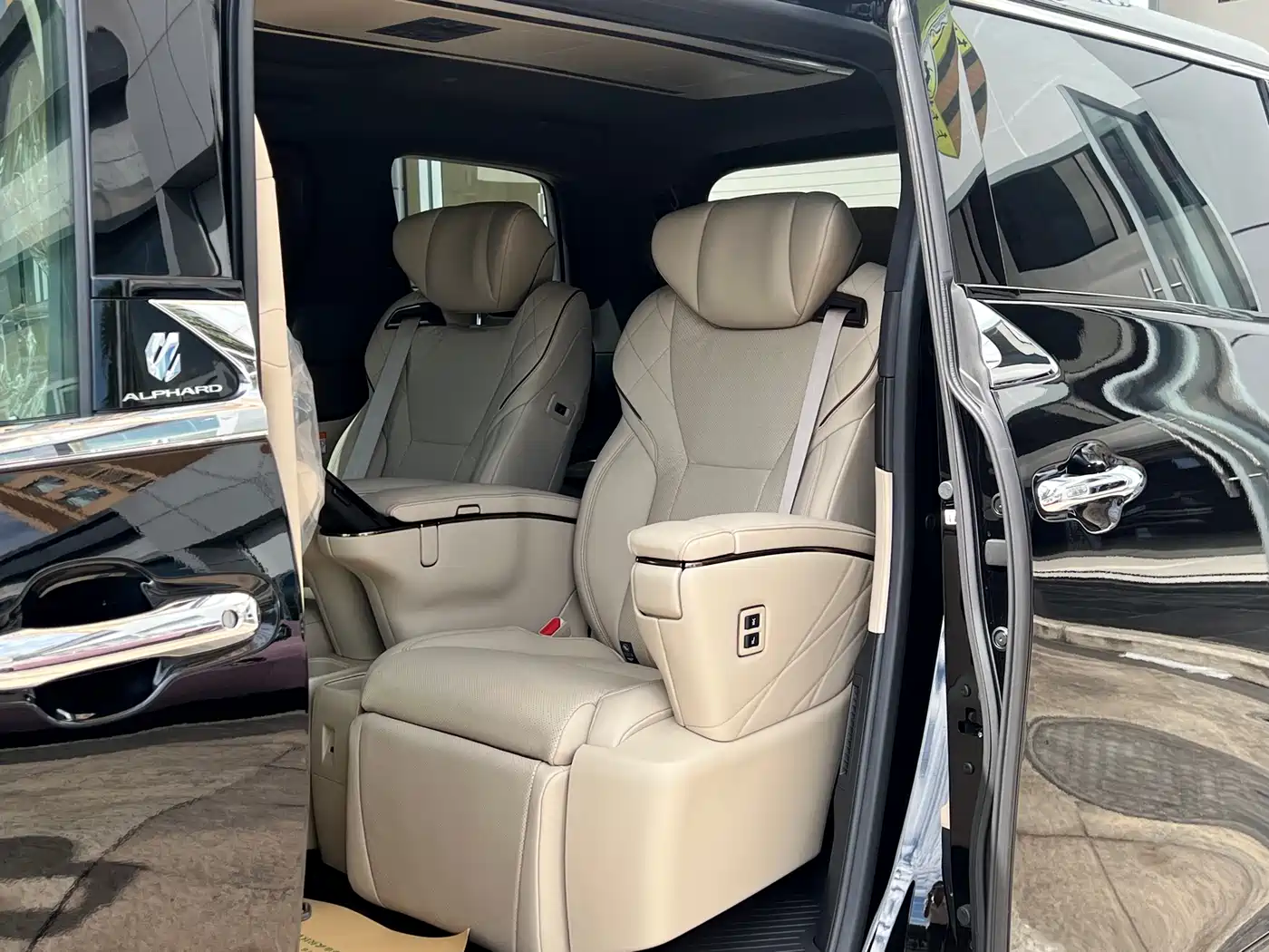 Toyota Alphard 2024 Hybrid 2.5L Ultimate Enjoyment Edition фото 21