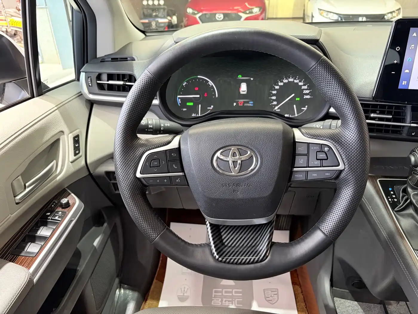 Toyota Granvia 2023 2.5L Hybrid Prestige PLUS Edition фото 17