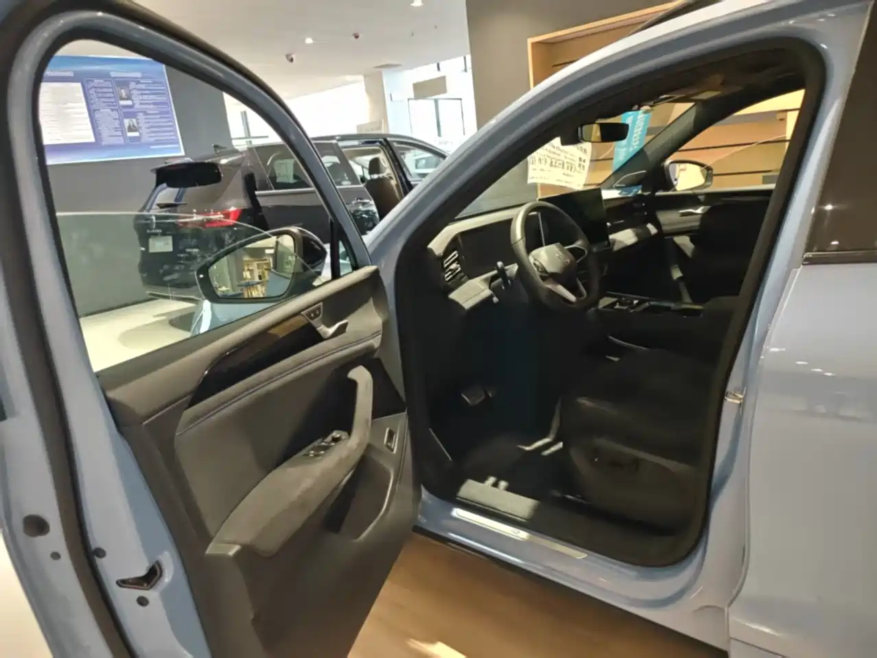 Volkswagen Tiguan L 2024 PRO 380TSI 4WD R-Line Premium Edition фото 3