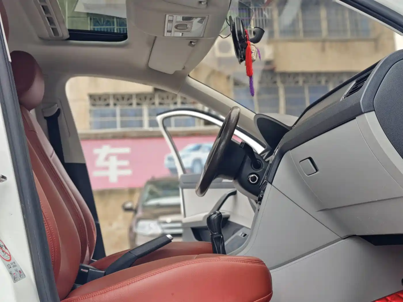 Škoda Rapid 2016 1.6L Manual Pioneer Edition фото 12