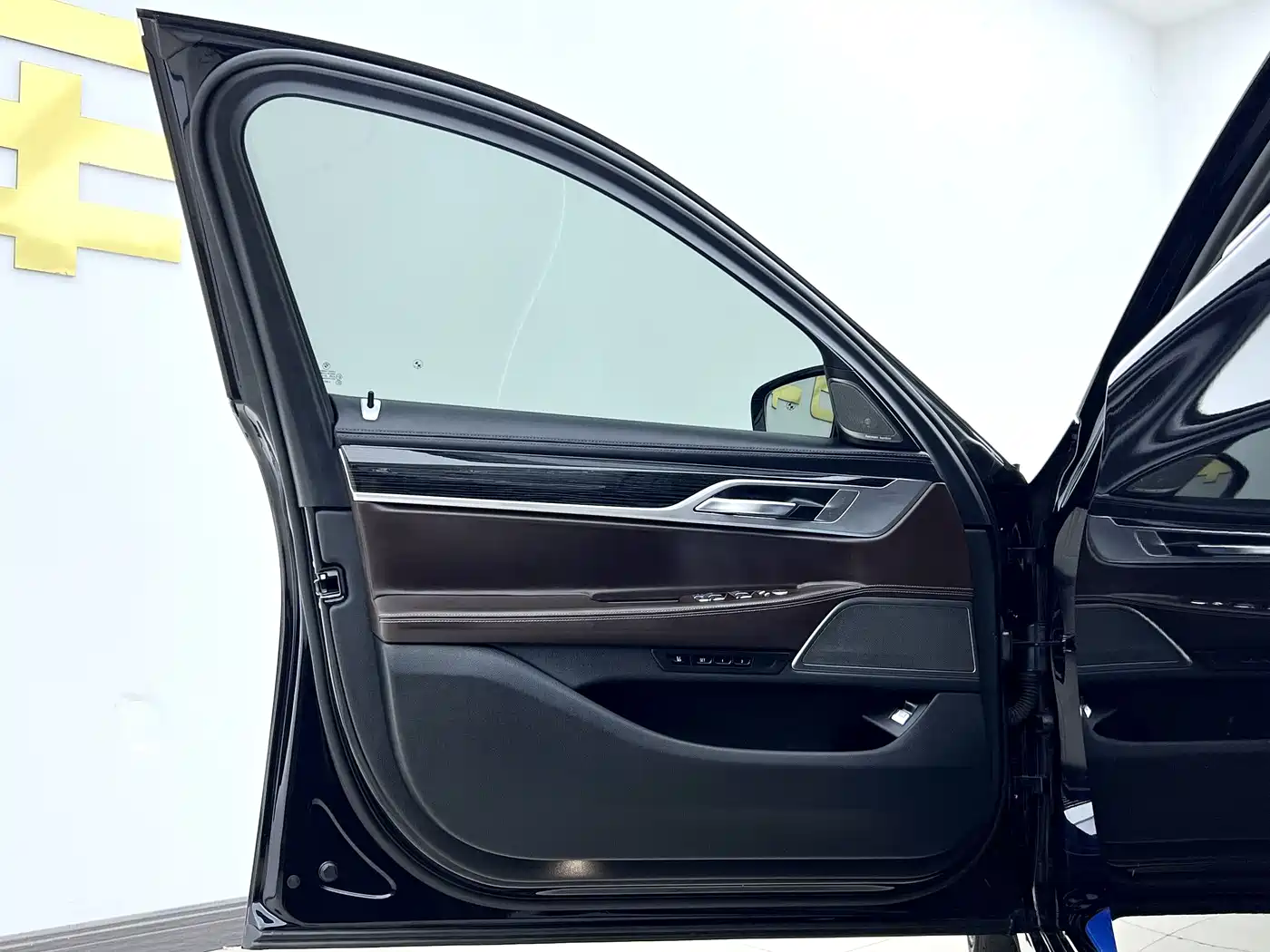 BMW 7 Series 2021 Model 730Li M Sport Package фото 17