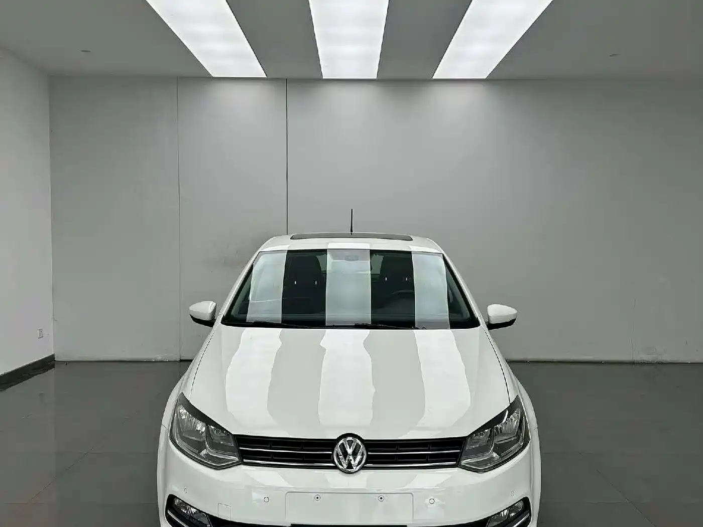 Volkswagen Polo 2014 1.4L Automatic Luxury Edition фото 2
