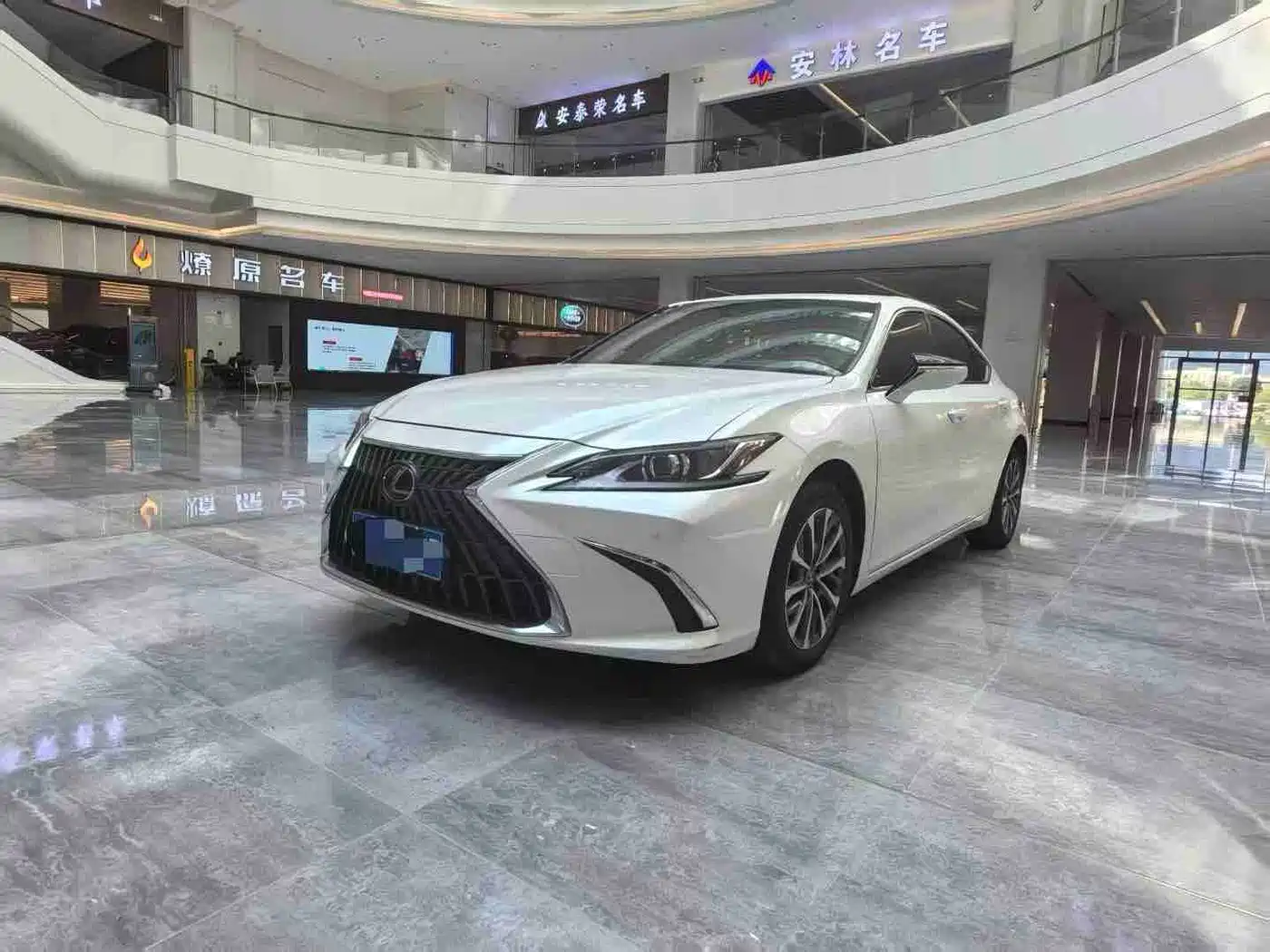 Фото 1 - Lexus ES