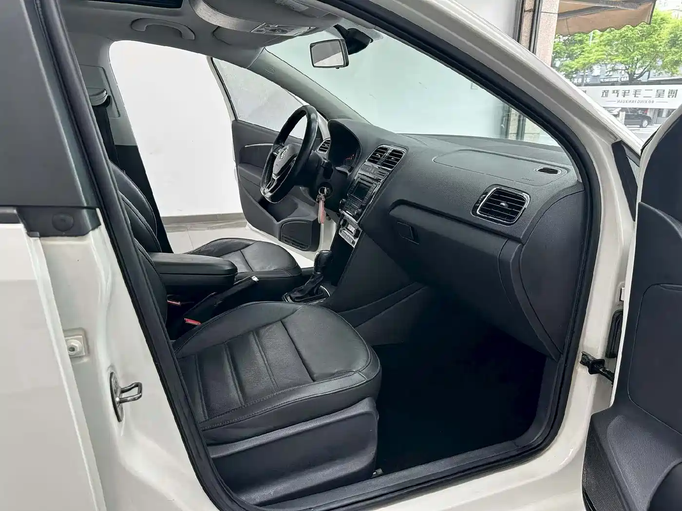 Volkswagen Polo 2014 1.4L Automatic Luxury Edition фото 4