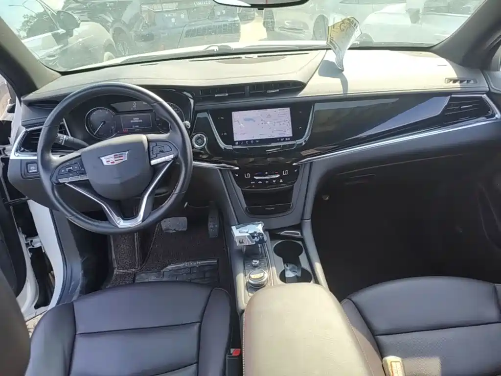Фото 10 - Cadillac XT6