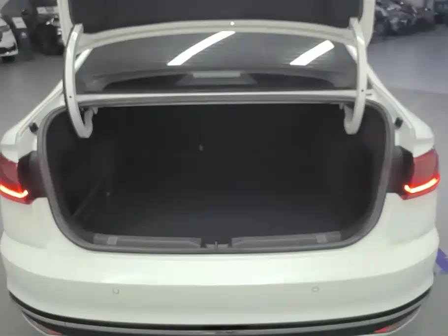 VOLKSWAGEN BORA