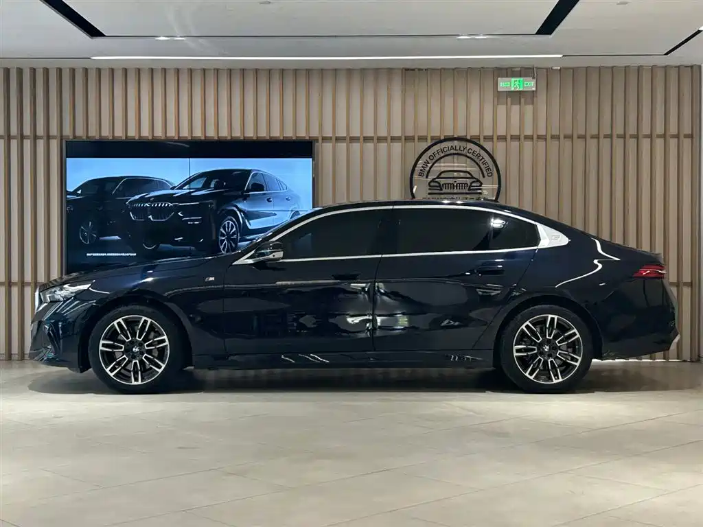 BMW 5 Series 2025 530Li Leading M Sport Package фото 3