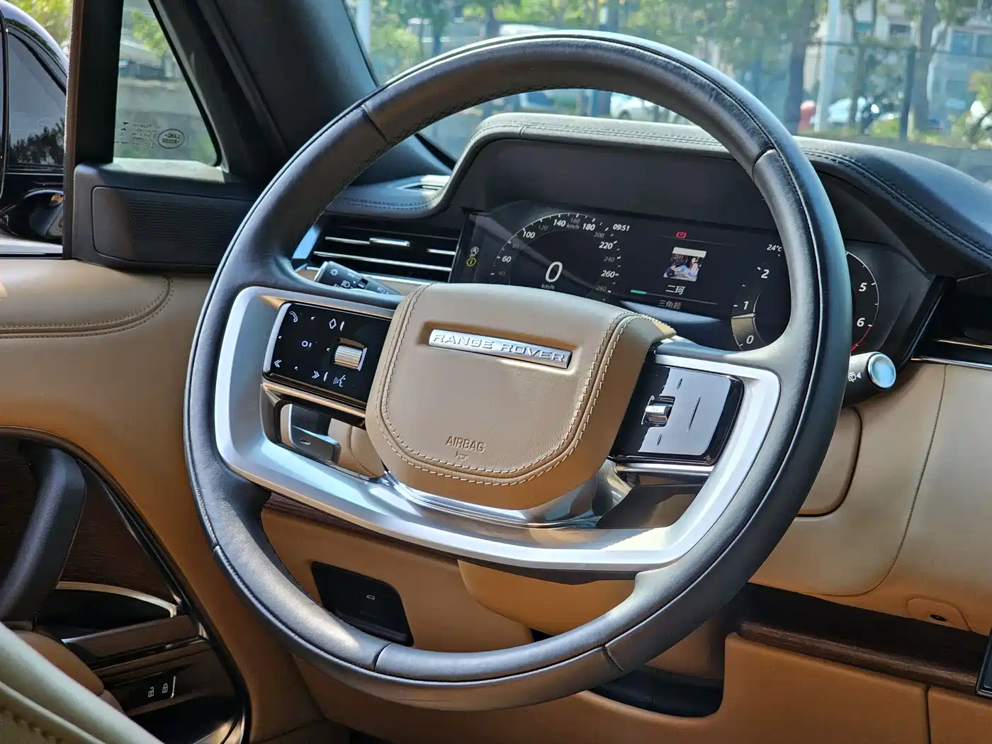 Land Rover Range Rover 2023 3.0 L6 400PS Golden Age 7-Seater Long Wheelbase фото 17