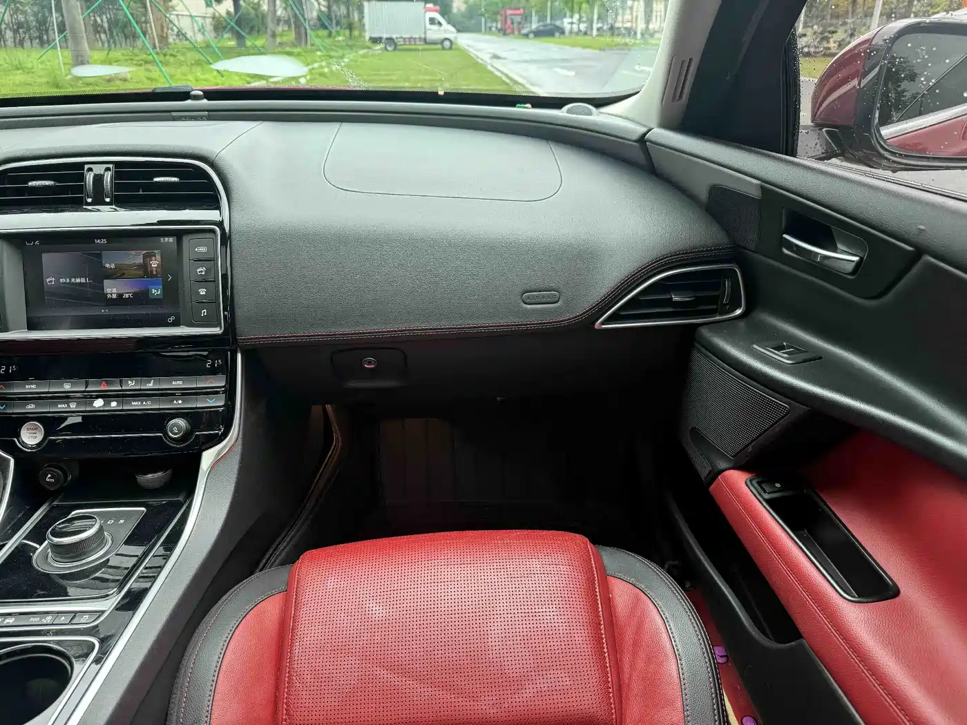 Jaguar XE 2015 2.0T 200PS R-Sport фото 8