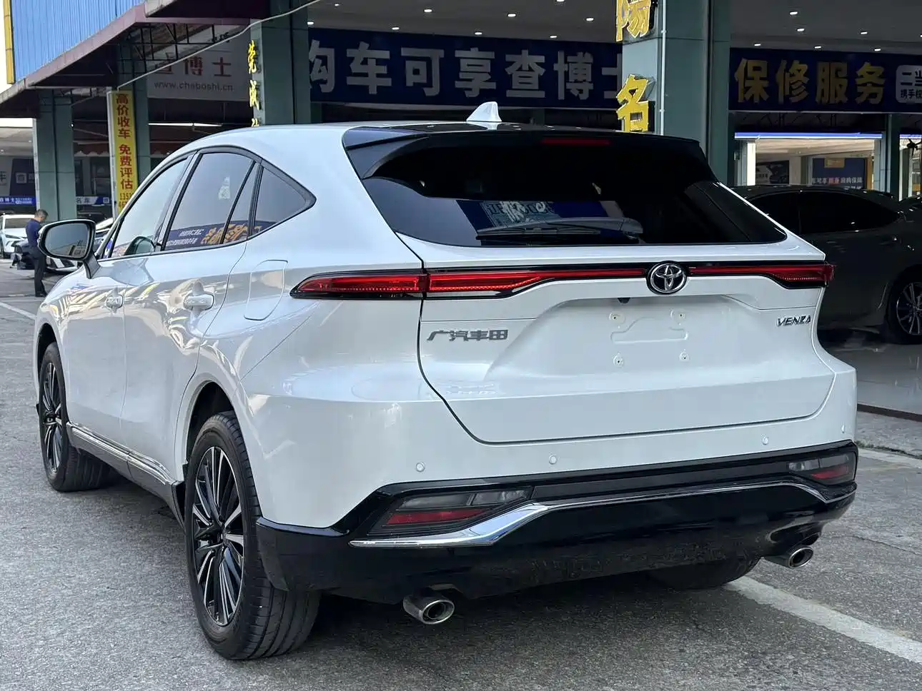 Toyota Venza 2023 2.0L CVT FWD Premium фото 17