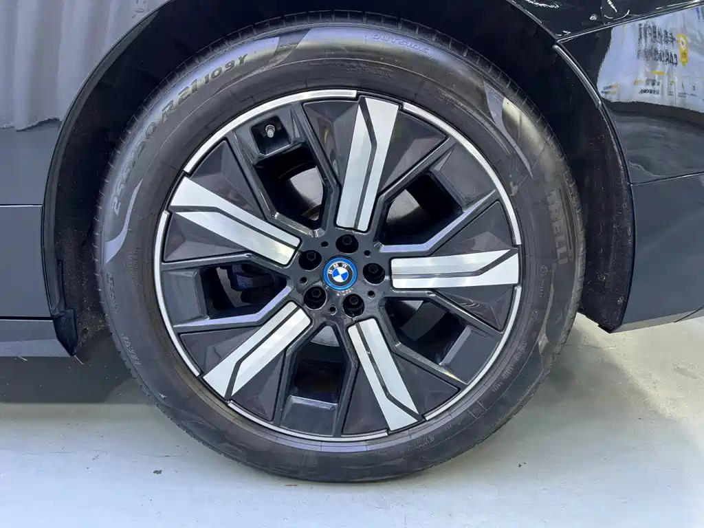 Фото 23 - BMW iX