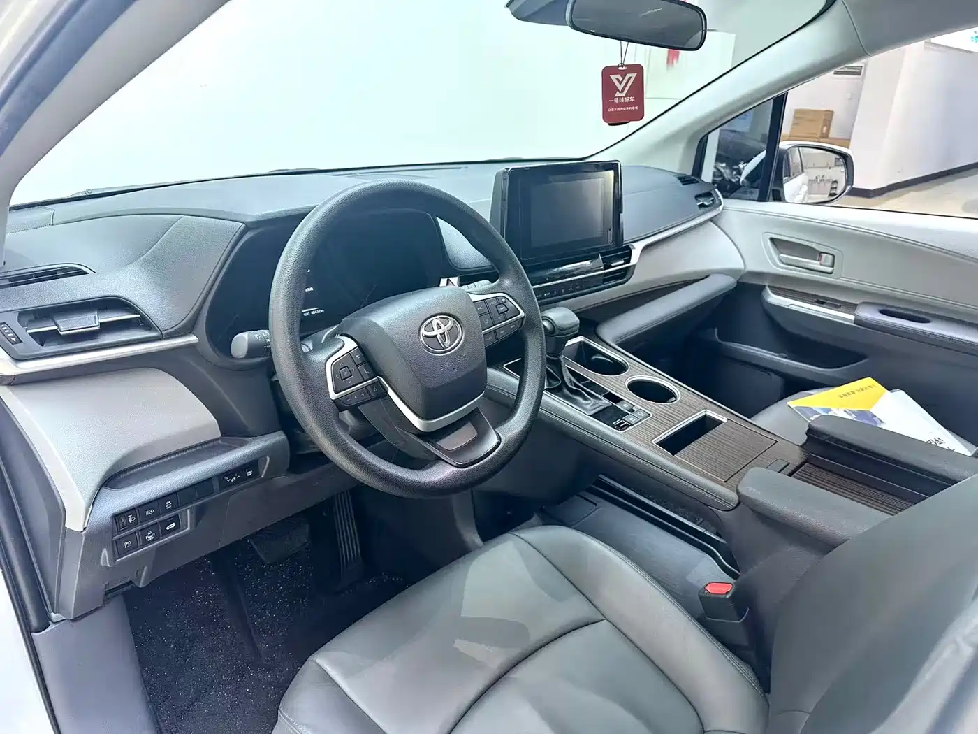 Toyota Sienna 2023 2.5L Hybrid Comfort Edition фото 9