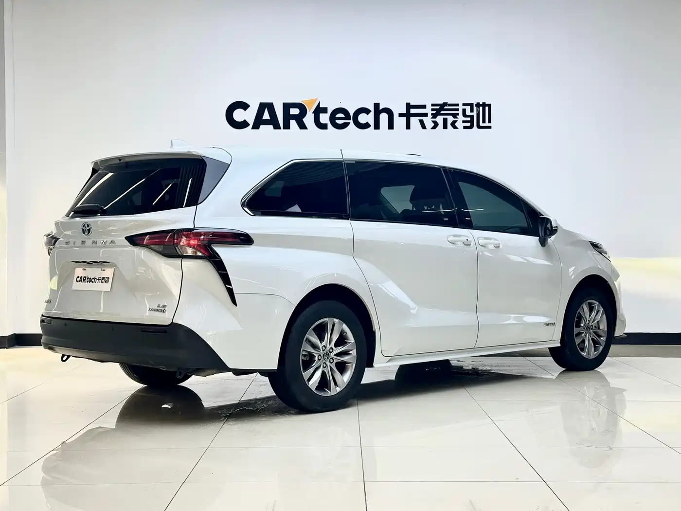 Toyota Sienna 2023 2.5L Hybrid Comfort Edition фото 4