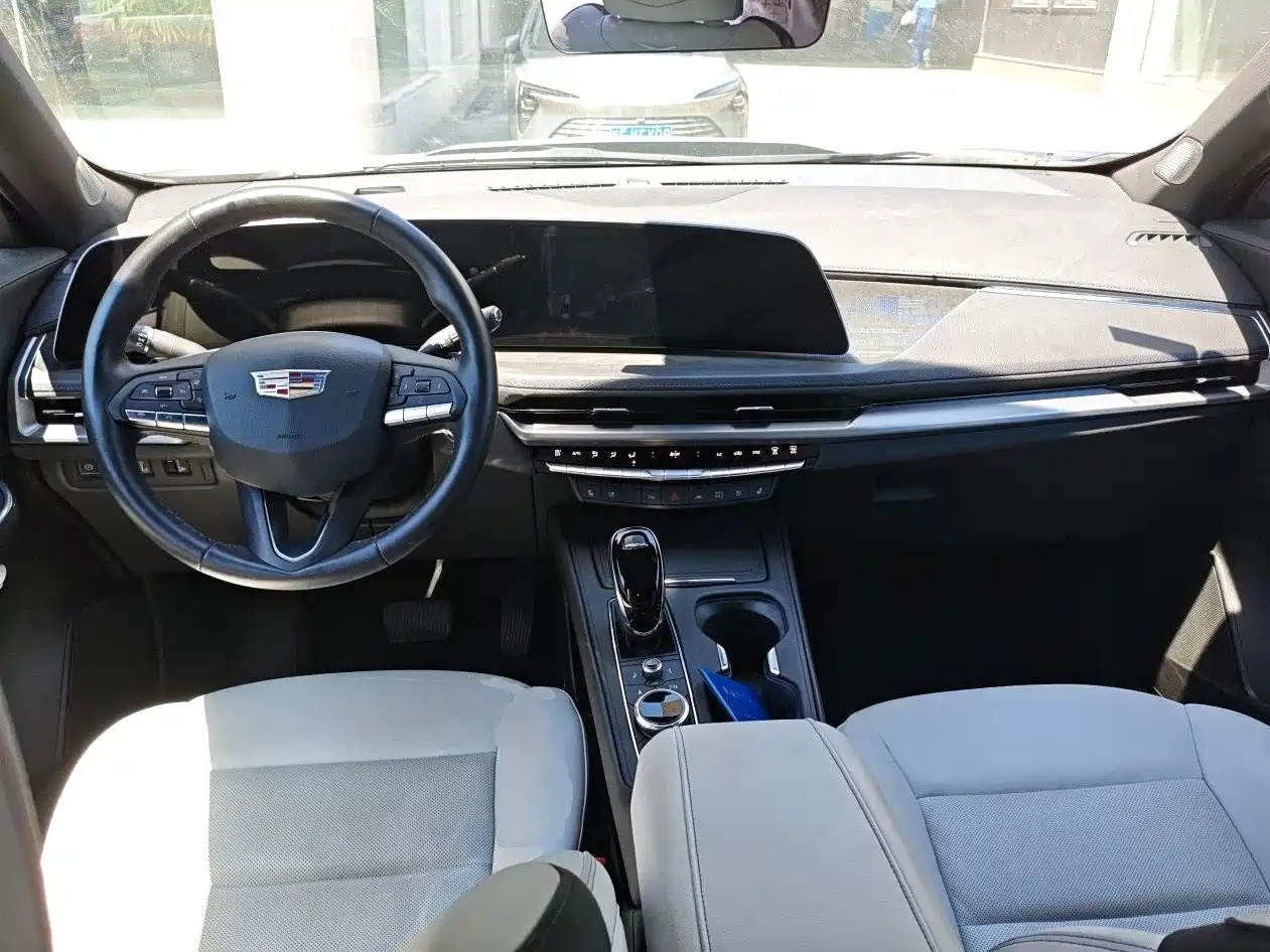 CADILLAC XT4