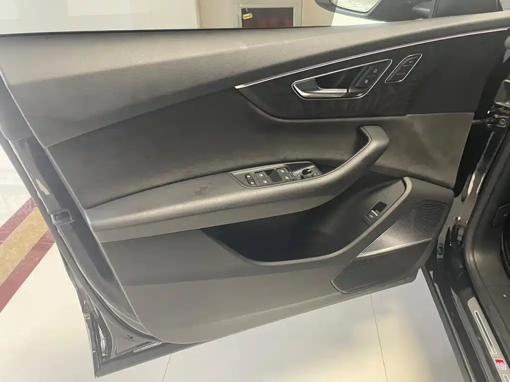 Фото 7 - Audi Q8