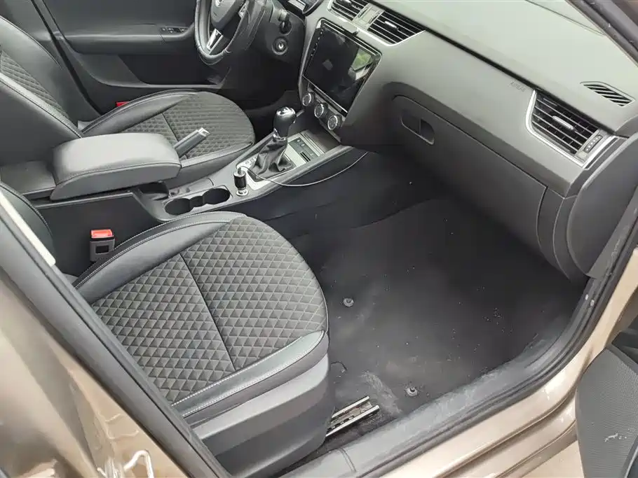 Škoda Octavia 2019 1.5L Automatic Luxury Edition фото 8