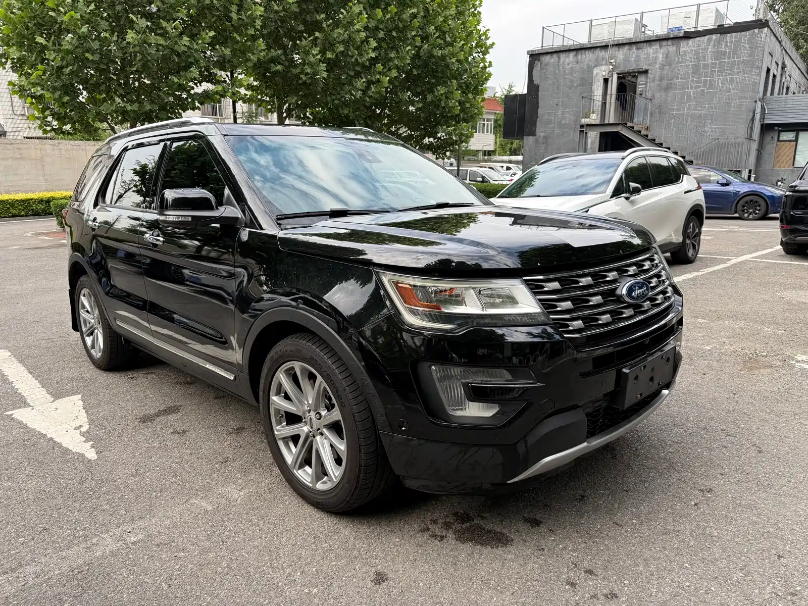 Photo 3 - Ford Explorer (Import)