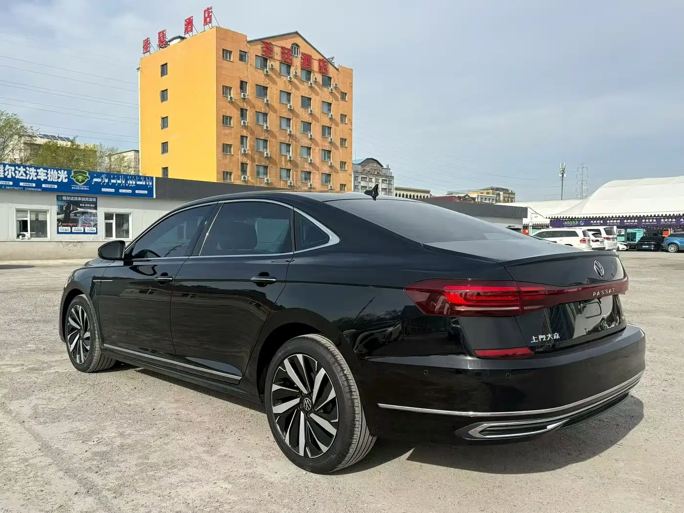 Volkswagen Passat 2023 330TSI Starlight Luxury Edition фото 7