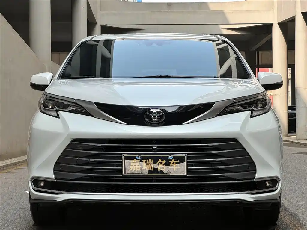 Toyota Sienna 2024 2.5L Hybrid 4WD Premium Edition фото 2