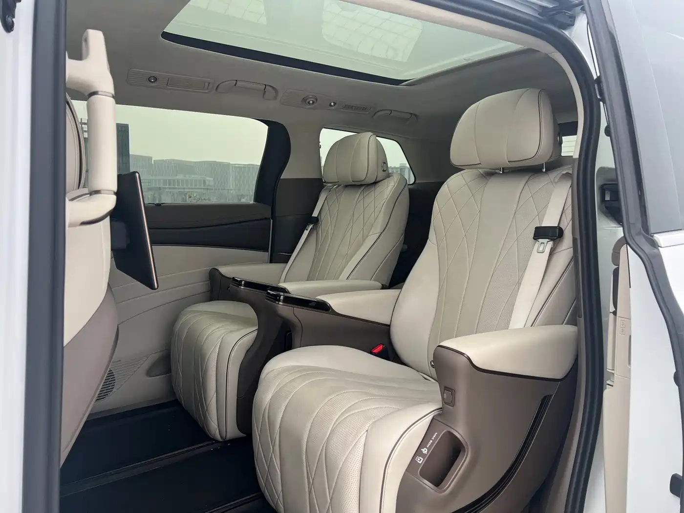Denza D9 2022 DM-i 970 AWD Flagship фото 10