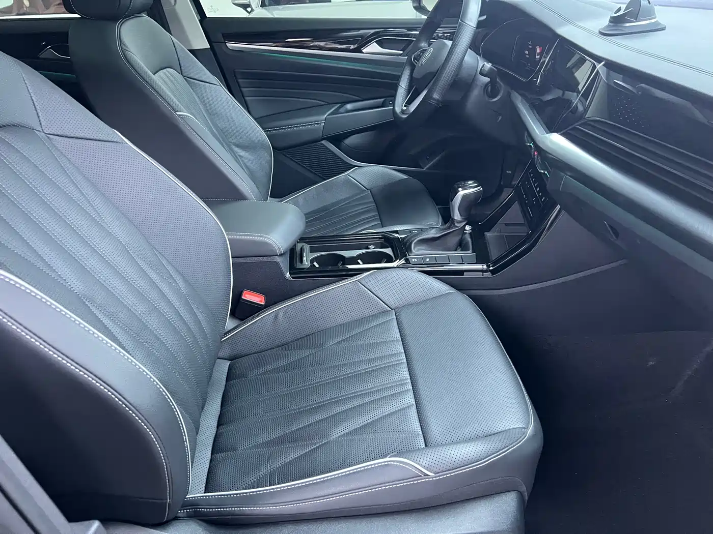 Volkswagen Passat 2023 380TSI Luxury Edition фото 12