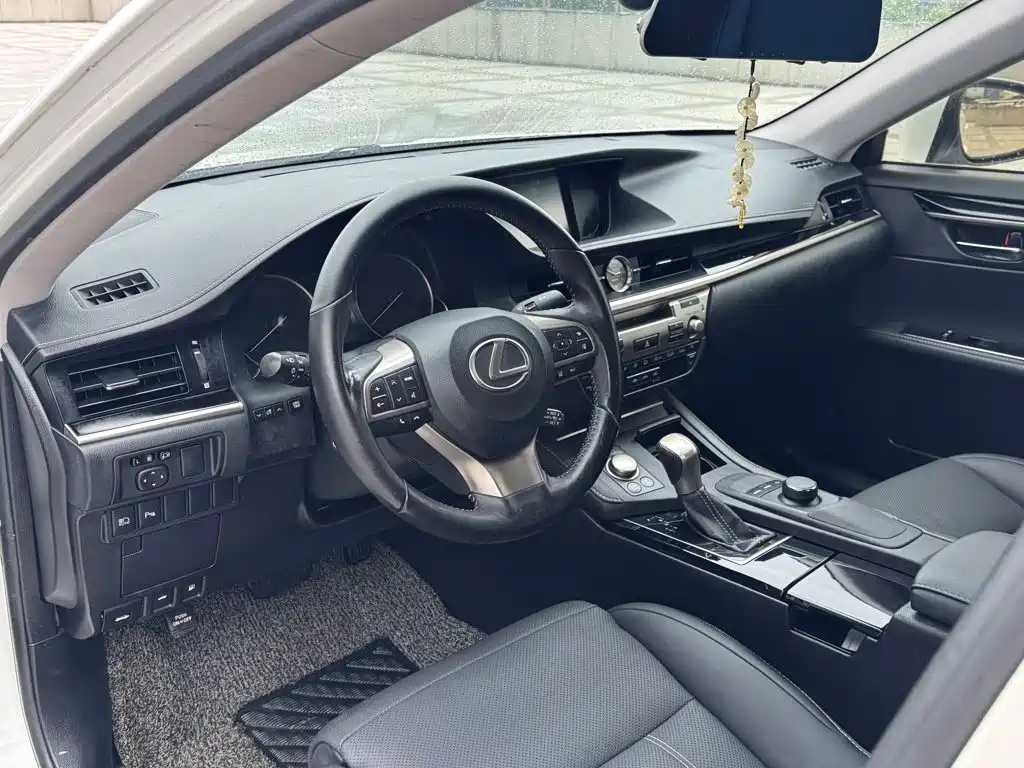 Фото 12 - Lexus ES