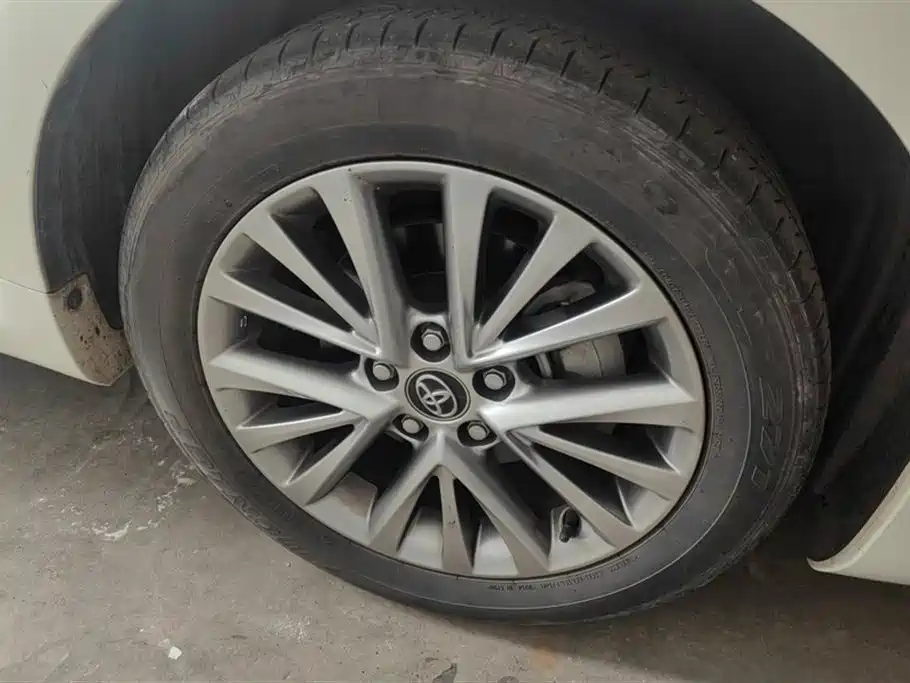 Toyota Camry 2016 2.5G 10th Anniversary Luxury Navigation Edition фото 6