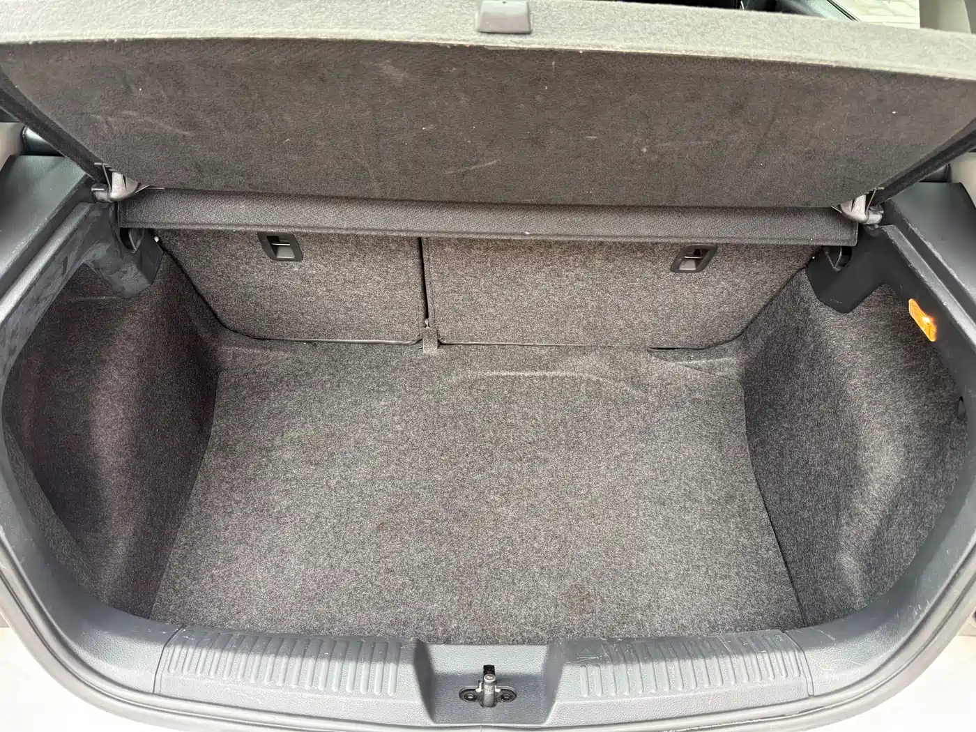 Volkswagen Polo 2014 1.6L Automatic Luxury Edition фото 10