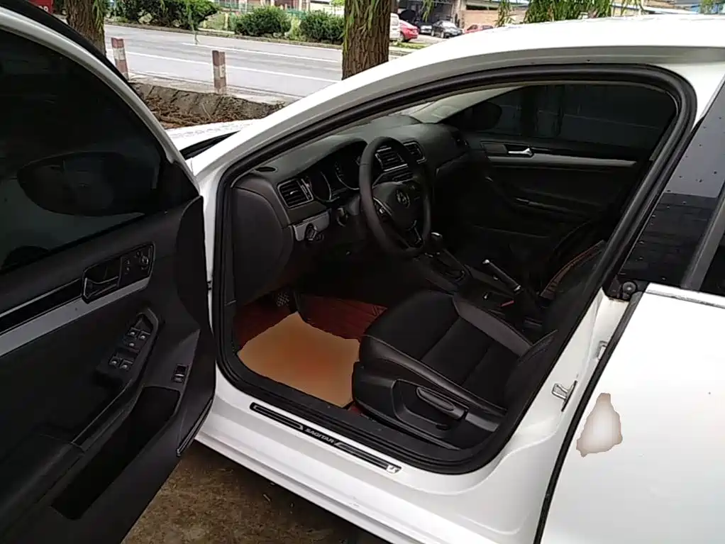 Volkswagen Sagitar 2018 1.6L Automatic Comfort фото 16