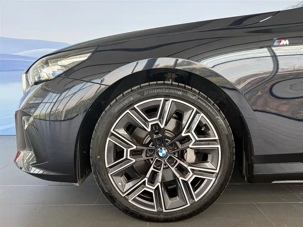 BMW 5 Series 2025 530Li Premium M Sport Package фото 10