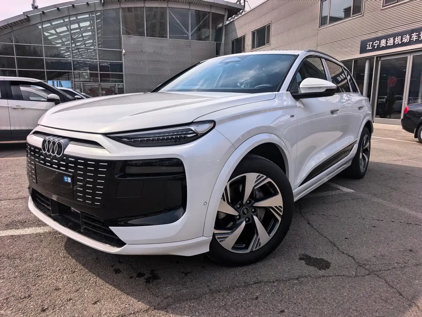 AUDI Q6L E TRON