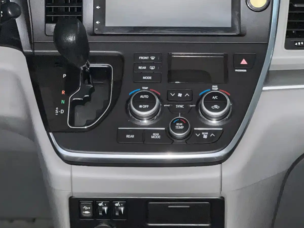 Toyota Sienna 2015 3.5L 4WD L фото 7