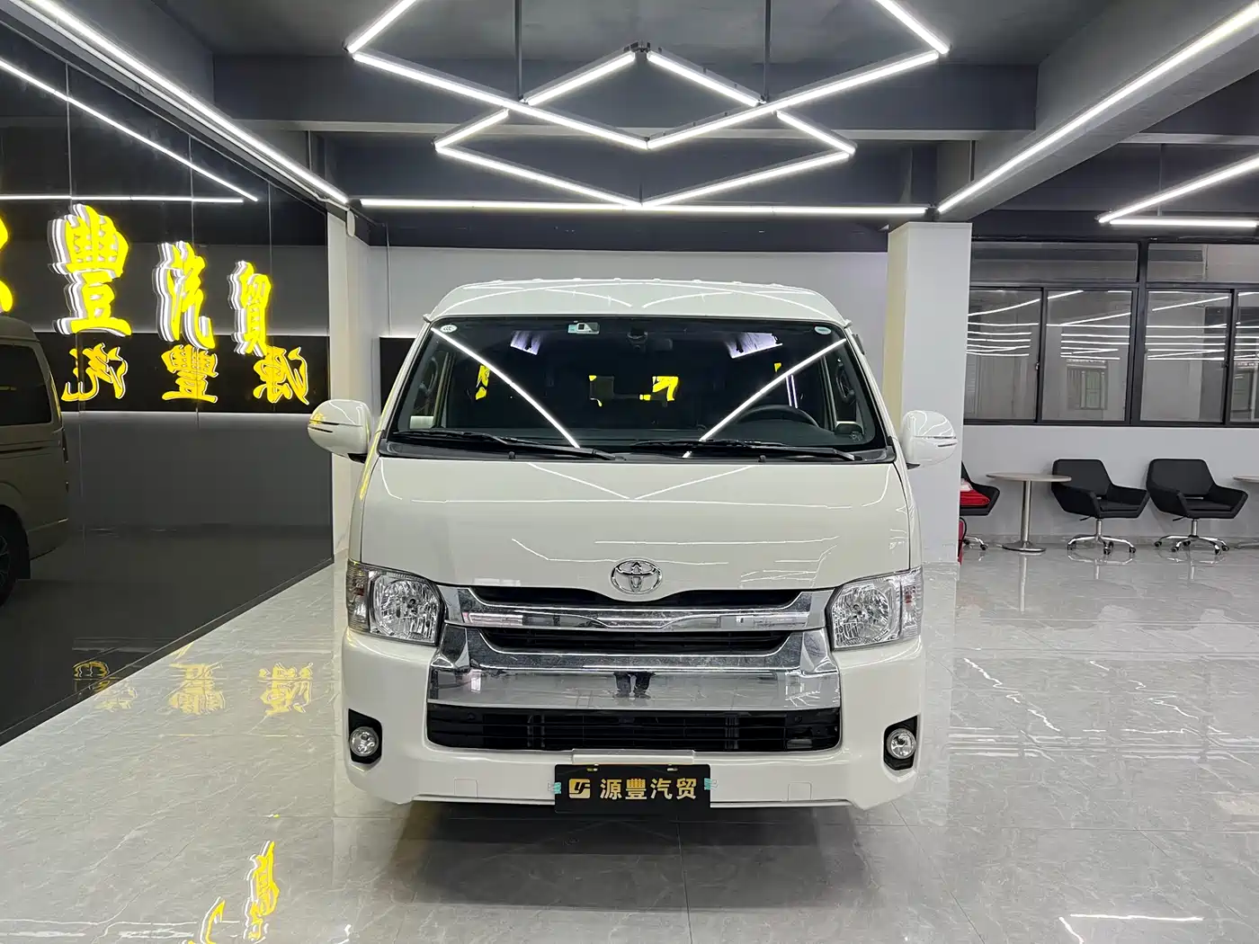 Toyota HIACE 2011 2.7L Manual Standard 10-seater фото 2